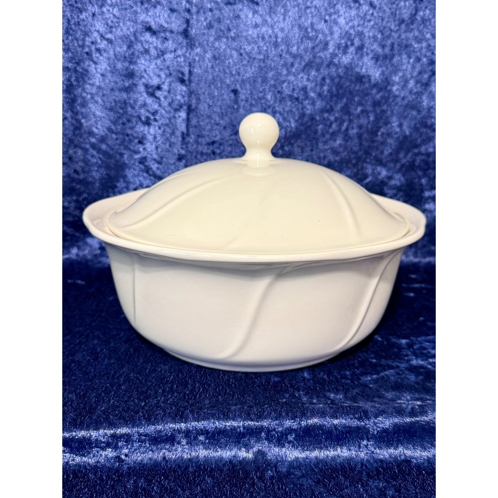 Vintage Pfaltzgraff Stratus White Stoneware Covered  Bowl Casserole Dish USA